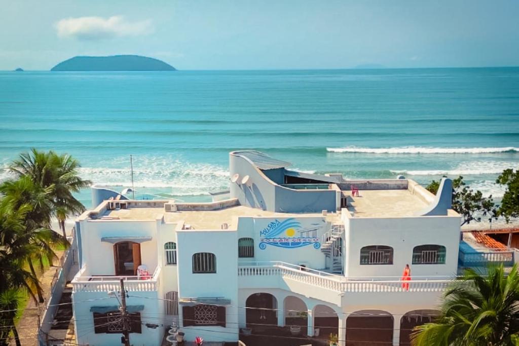 A Pousada Solar Grego reúne todo o conforto de uma hospedagem pé na areia nas belas praias da Maranduba e Sapê.